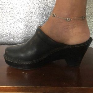 Casual leather clogs